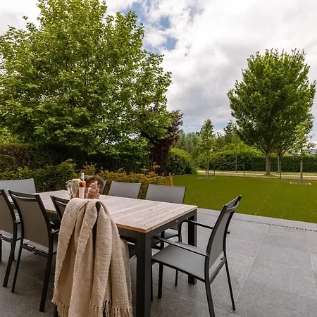 Fantastic Family With Beautiful Garden *