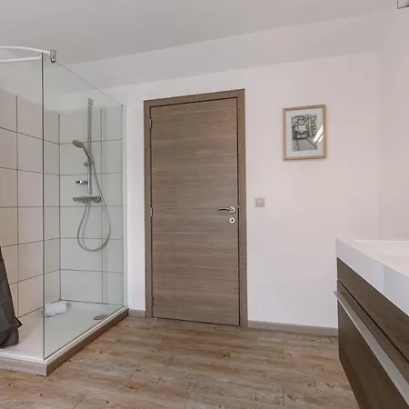 Fantastic Family With Beautiful Garden Apartment *